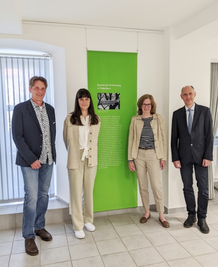 Reinhard Fromme (Leitung Museumspädagogik), Sarah Manegold (Kuratorin, FSJ), Kirsten John-Stucke (Museumsleiterin) und Ingo Tiemann (Dezernent Kreis Paderborn) im Rahmen der Eröffnung der Sonderausstellung „Inge – ein kurzer Lebensweg“ (©Kreismuseum Wewelsburg)